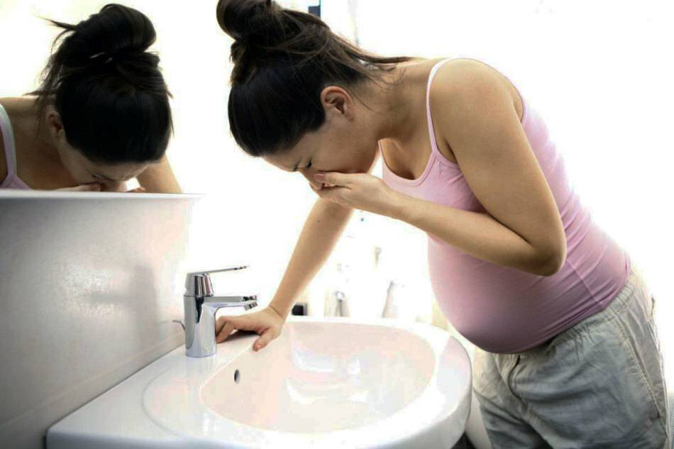 Когда чаще всего появляется тошнота при беременности, почему это происходит и что делать?