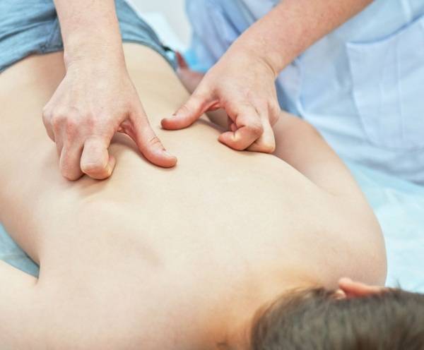 Сегментарный массаж: техника выполнения на позвоночнике, грудном отделе, крестцовой зоне, виды основных методик и показания