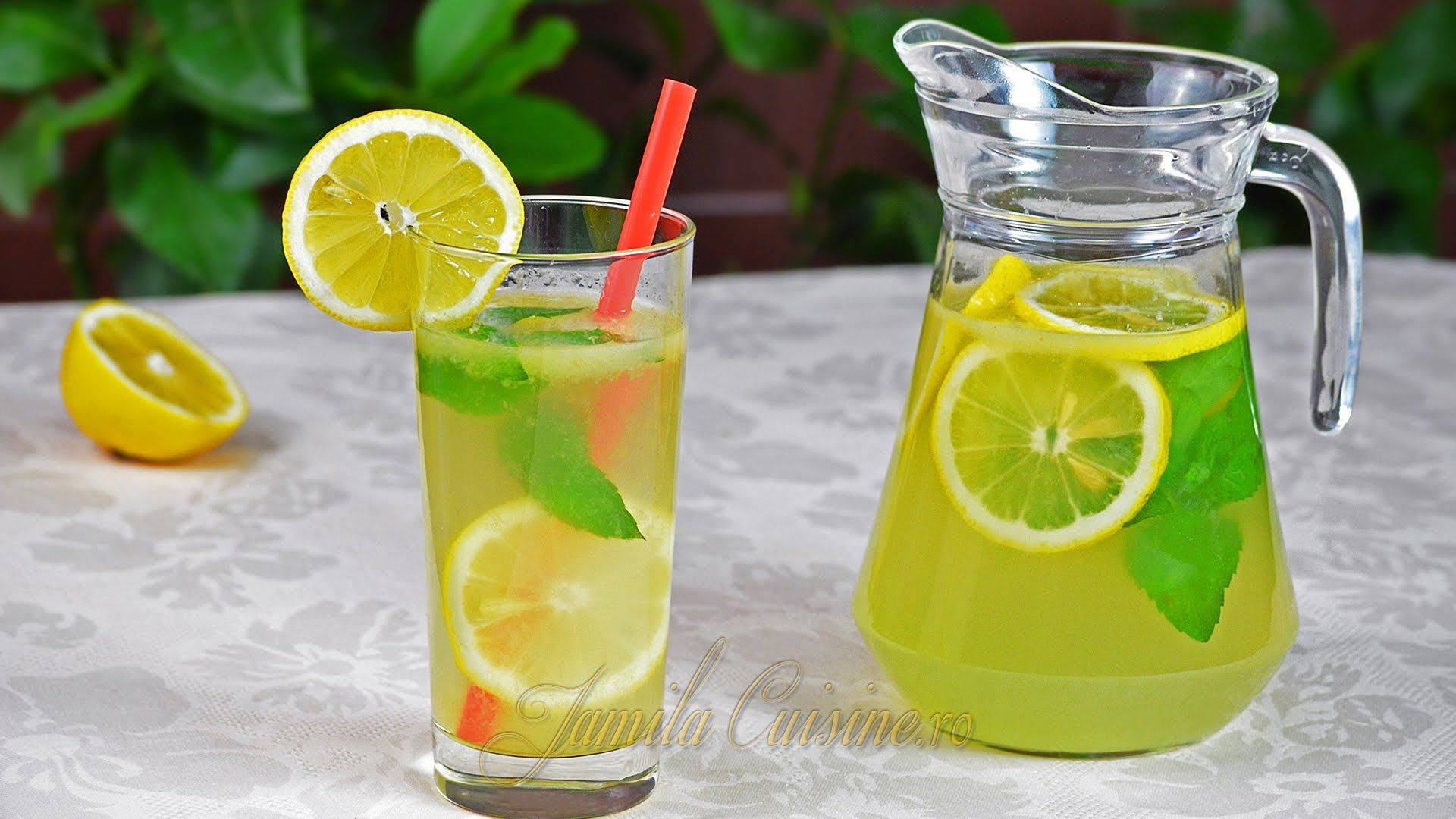 Лимонад в стакане