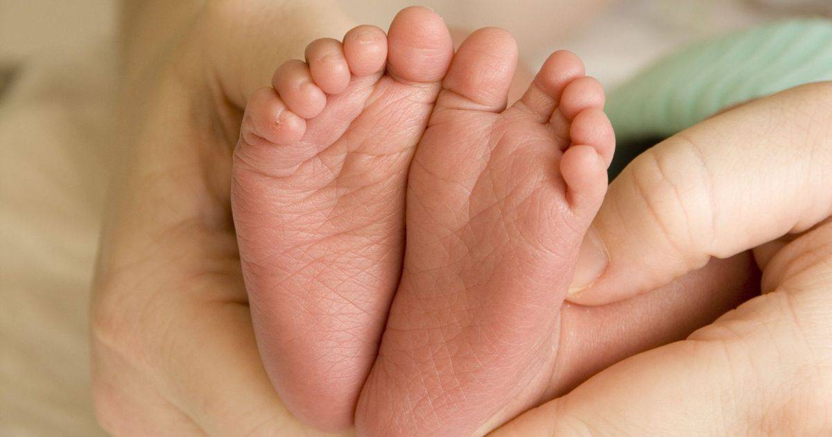 У ребенка потеют ноги: почему, причины, что делать, сильно