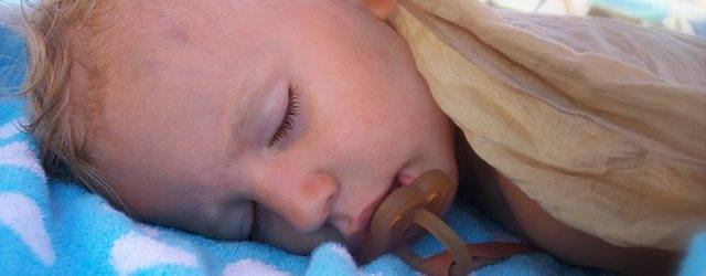 У ребенка потеет голова во сне - причины и лечение