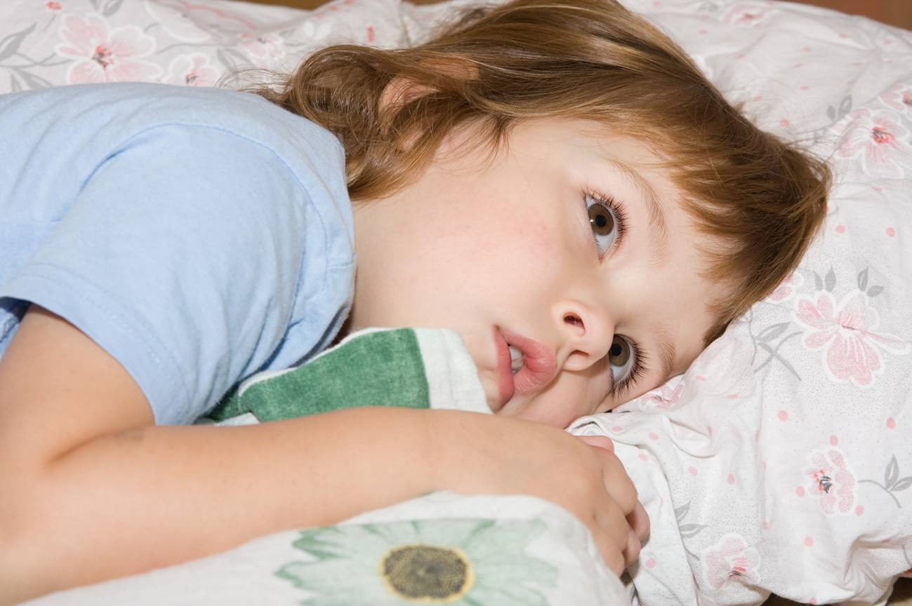 Ребёнок говорит во сне: опасно ли это и что делать родителям