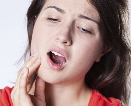 Болит челюсть при открытии рта и когда жуешь: что делать при боли слева, справа, возле уха