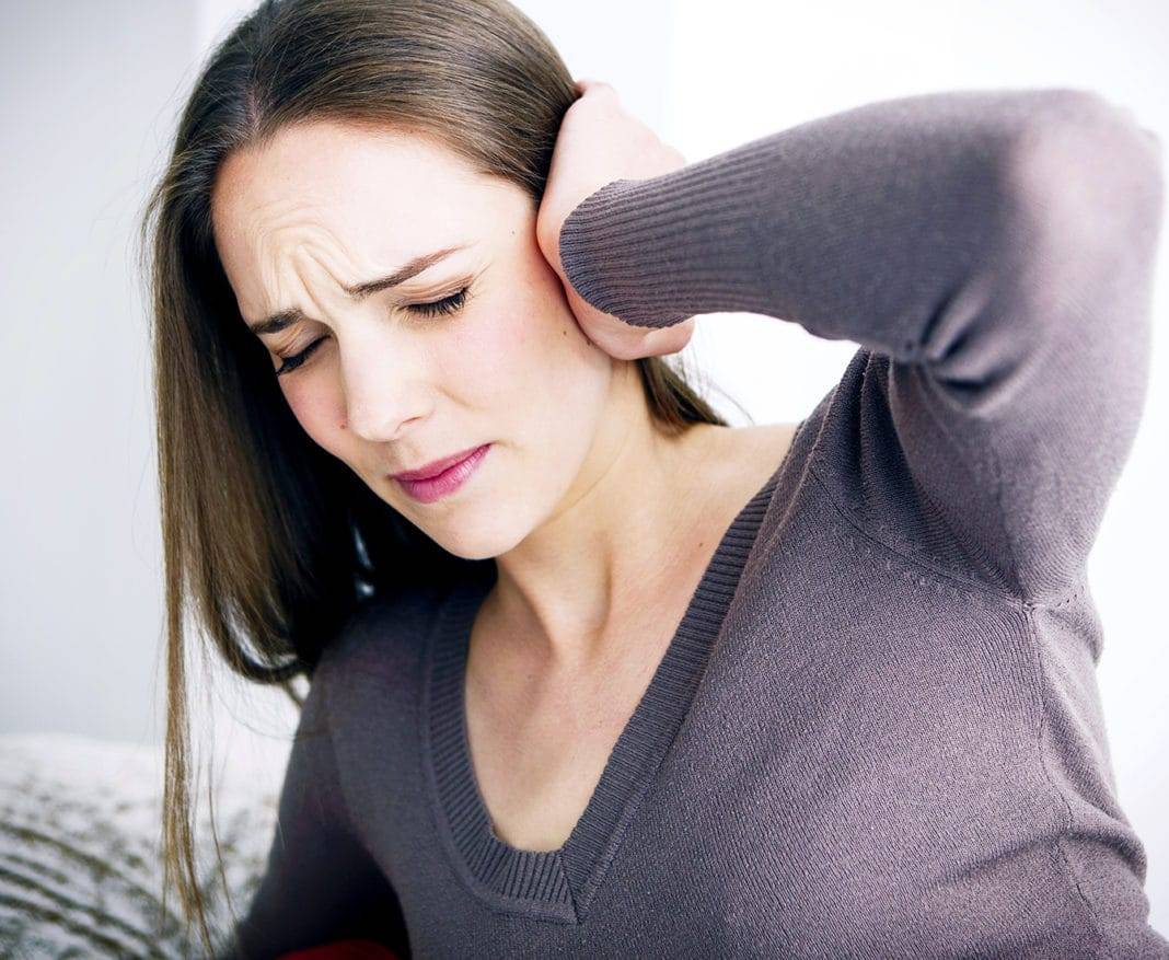 Заложило ухо при насморке - что делать если закладывает уши, заложенность и боли в горле, как лечить если заложены болит и температуры нет