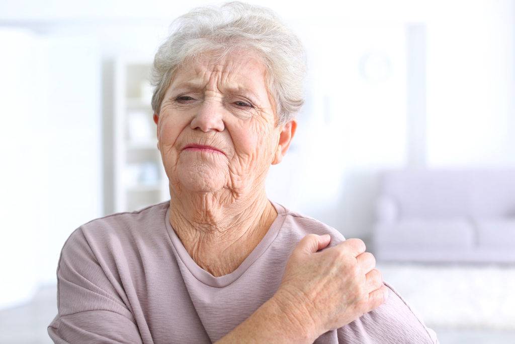 Инсульт у женщин пожилого возраста: симптомы, первые признаки, в 80 лет, прогнозы, обширный, последствия, шансы выжить, правой стороны, людей, лечение