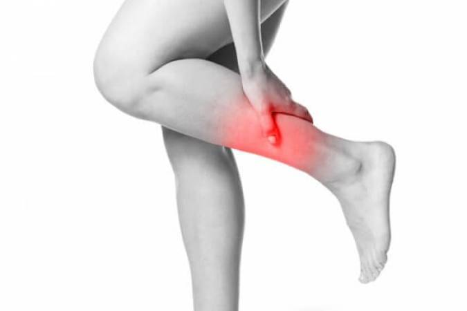 Болит икроножная мышца на правой ноге при ходьбе что делать