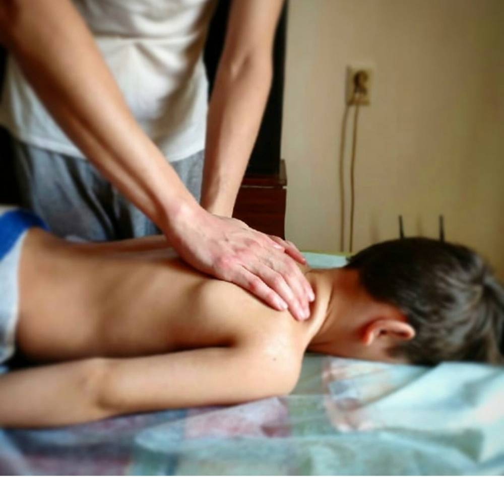Массаж при сколиозе у детей - правила растирания спины при искривлении позвоночника (видео)
