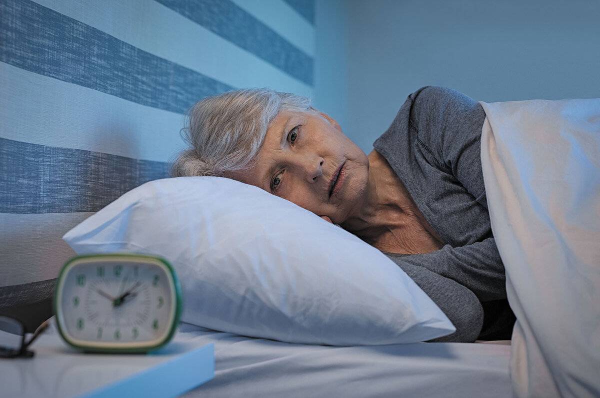 Расстройство сна у людей преклонного возраста: признаки, причины, лечение