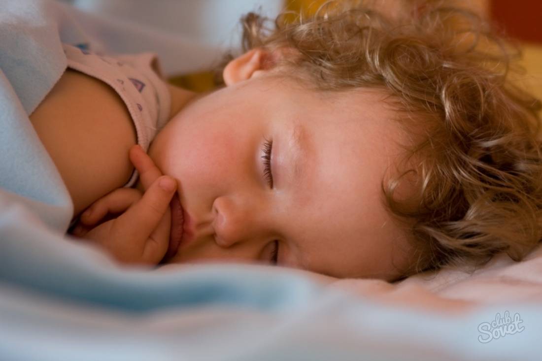 Очень сильно потеет голова во сне у ребенка.