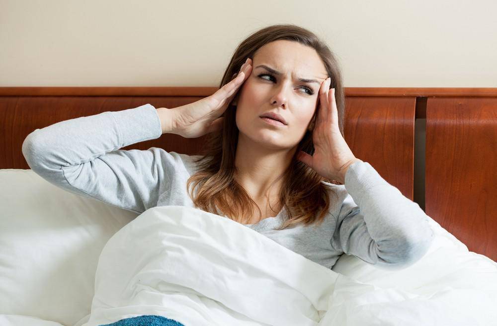 Закружилась голова при вставании с кровати: о чем может говорить симптом?