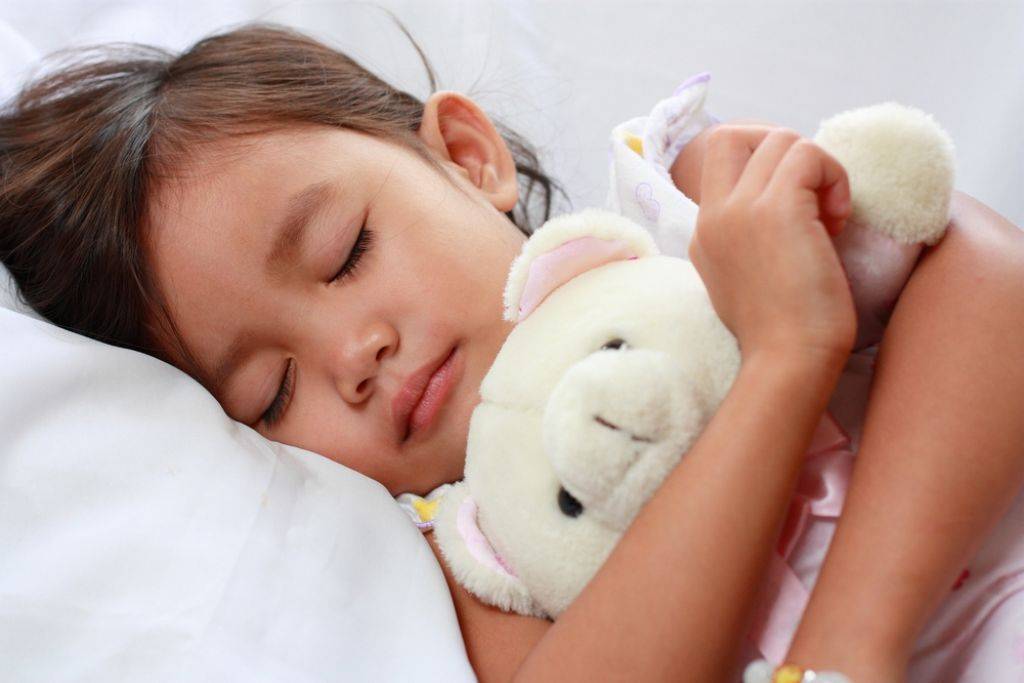Почему ребенок разговаривает во сне и стоит ли переживать
