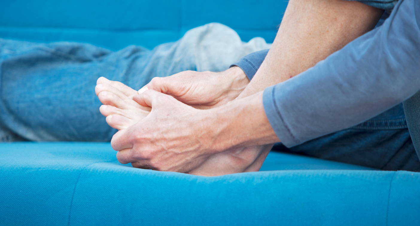 Каковы возможные причины ощущения покалывания в ногах?