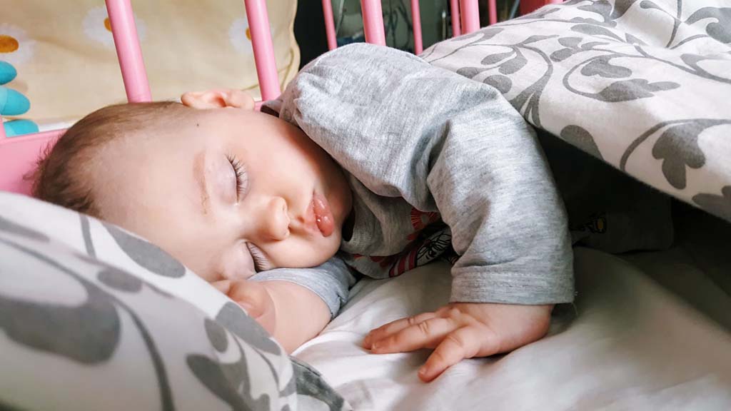 Ребенку 6 месяцев часто просыпается. Спящие малыши. Спящий младенец. Спящий мальчик.