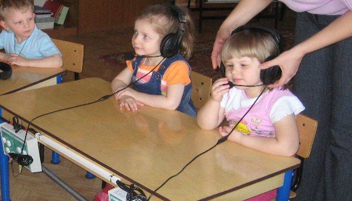 Специальная глухих и слабослышащих. Занятия с детьми с нарушением слуха. Дети с нарушением слуха.. Глухие дети в школе. Детский сад для детей с нарушением слуха.