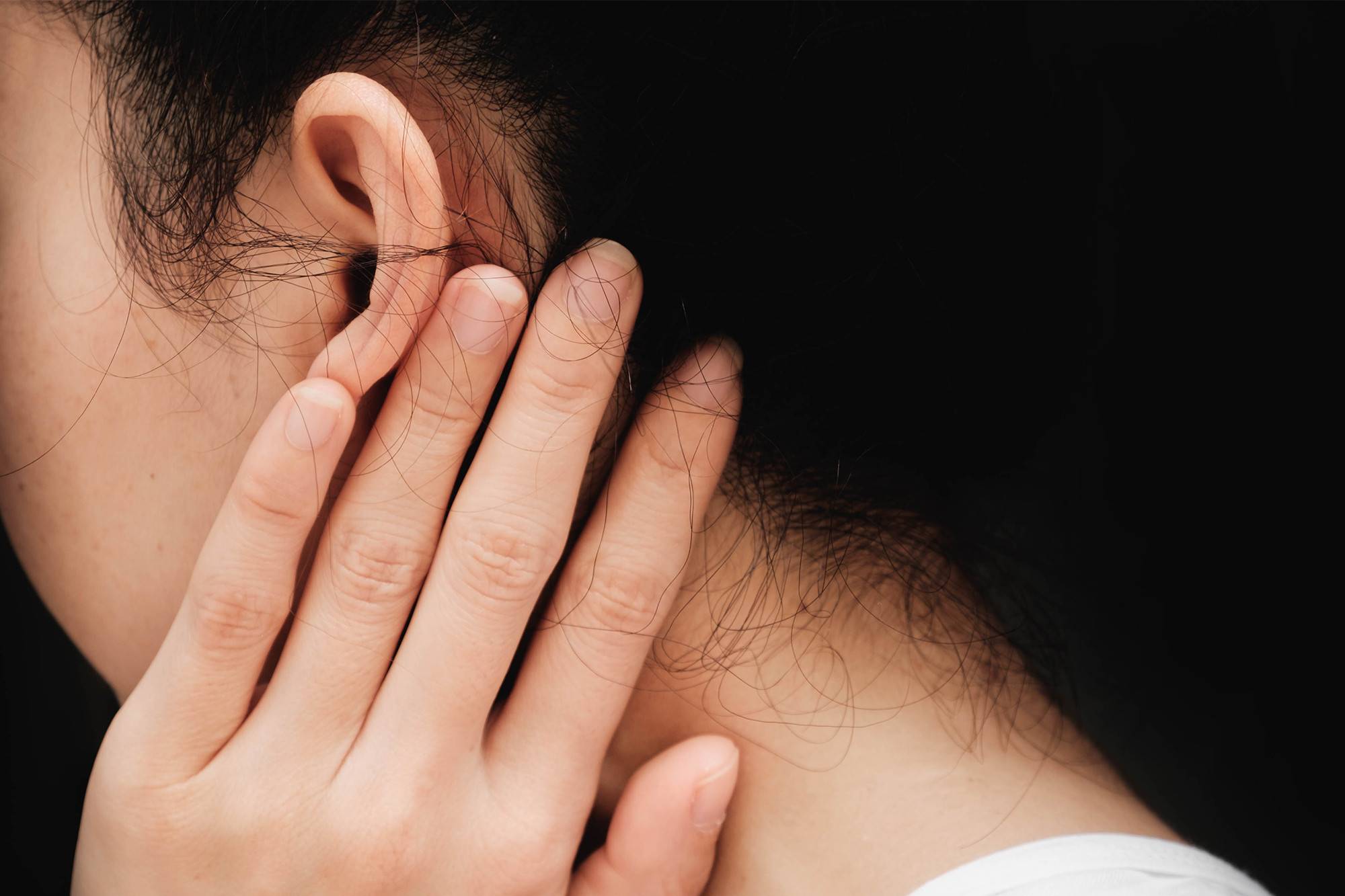Боль за ухом слева: причины возникновения головной, в шее и затылке справа