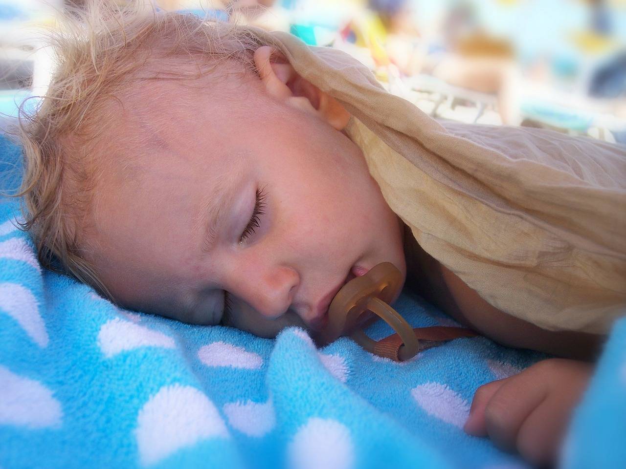 У ребенка потеет голова во время сна - почему и как ему помочь
