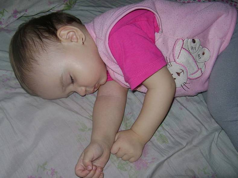 У ребенка потеет голова во время сна: почему, 2, 3 года