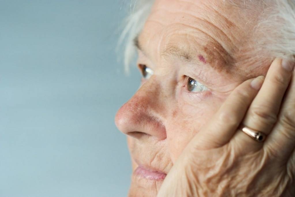 Деменция у пожилых людей: симптомы и лечение