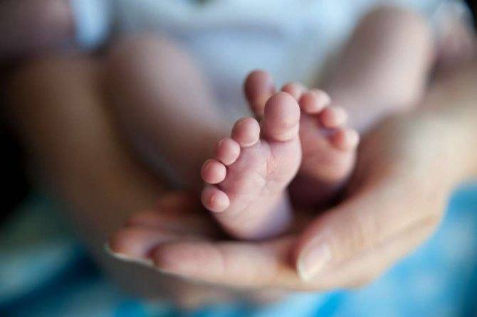 Почему сильно потеют руки и ноги у ребенка: причины и решение проблемы