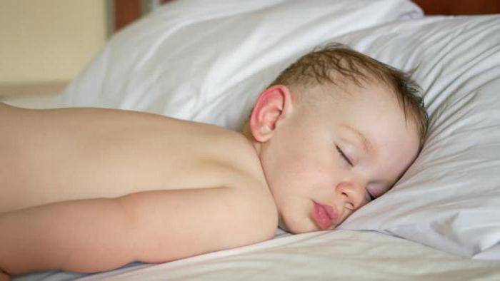 Ребенок потеет во сне ночью или во время засыпания - причины гипрегидроза и что делать