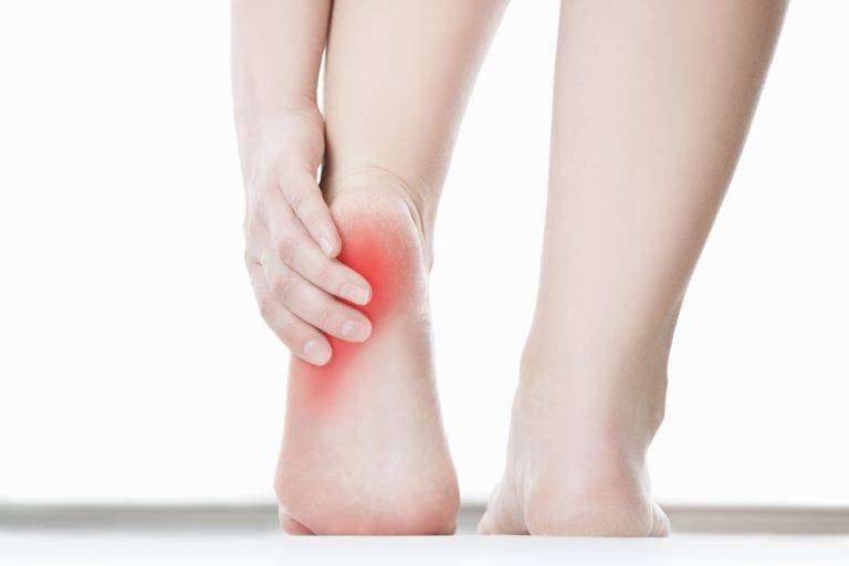 Болит пятка при ходьбе: почему больно наступать и лечение боли