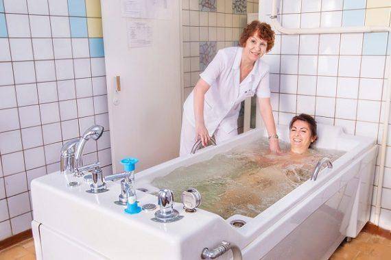 Можно ли принимать ванну при простуде: польза водных процедур, противопоказания, рецепты лечебных ванн