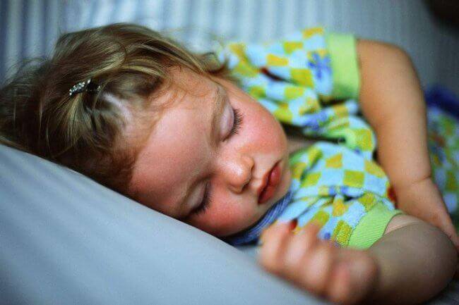 Грудной ребенок ночью потеет. ребенок потеет во время сна: что делать? ребенок сильно потеет? комаровский называет такие пичины