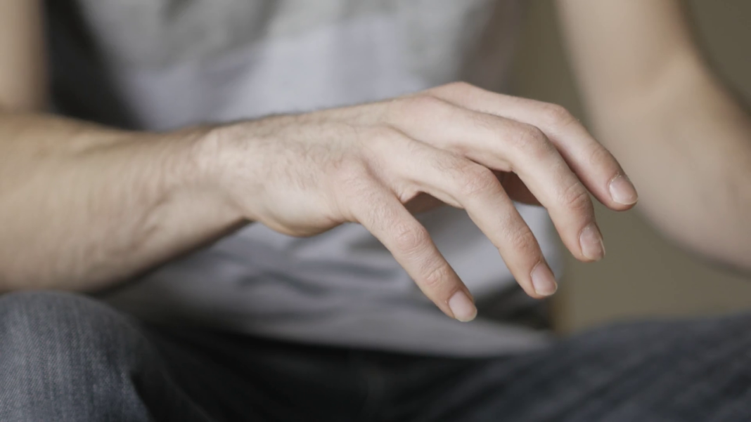 Тремор рук: причины и лечение у взрослых, грудничков и подростков