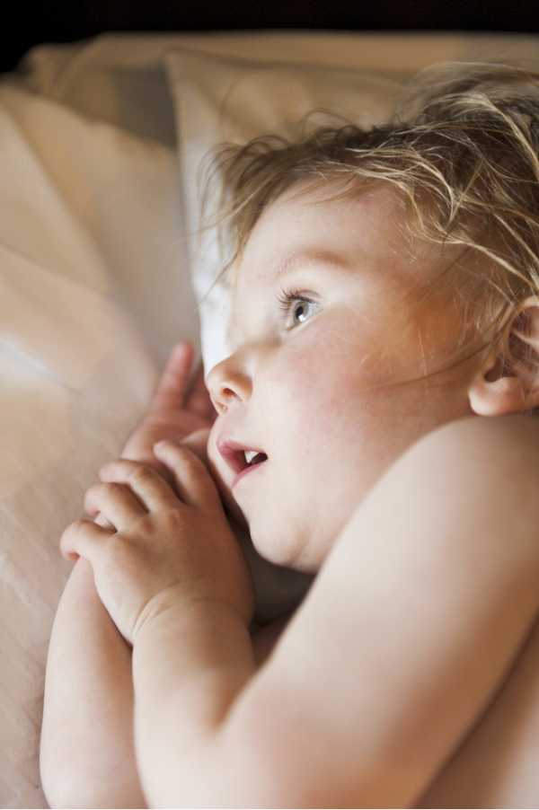 Ребенок потеет во сне ночью или во время засыпания - причины гипрегидроза и что делать