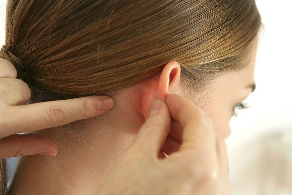 Стучит в ухе как молоток: причины, симптом шума