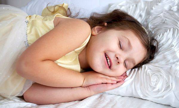 Почему ребенок разговаривает во сне и встает – причины 2020