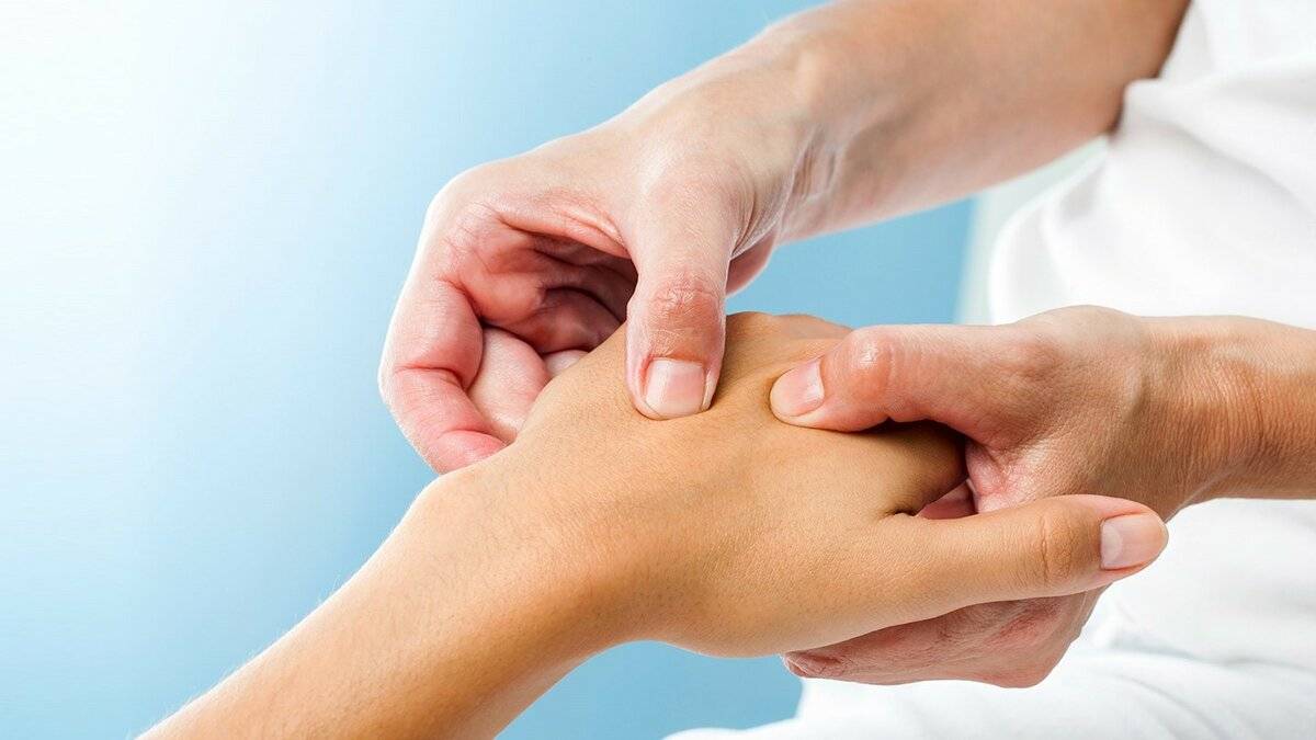 Покалывание в пальцах рук- что это такое,симптомы, причины, диагностика, осложнения.
