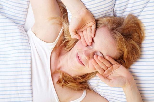 Потеет голова во время сна: причины состояния у мужчин и женщин
