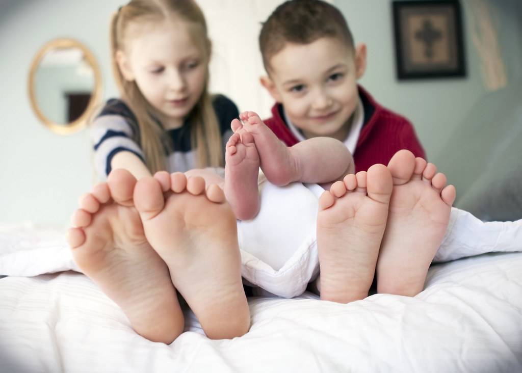 У ребенка потеют руки и ноги: причины, симптомы и лечение