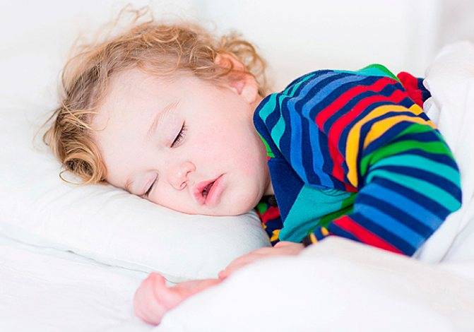 Мокрые подушки: почему у ребенка потеет голова во сне