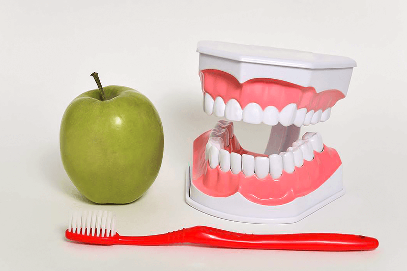 Причины болезненности десен при чистке зубов