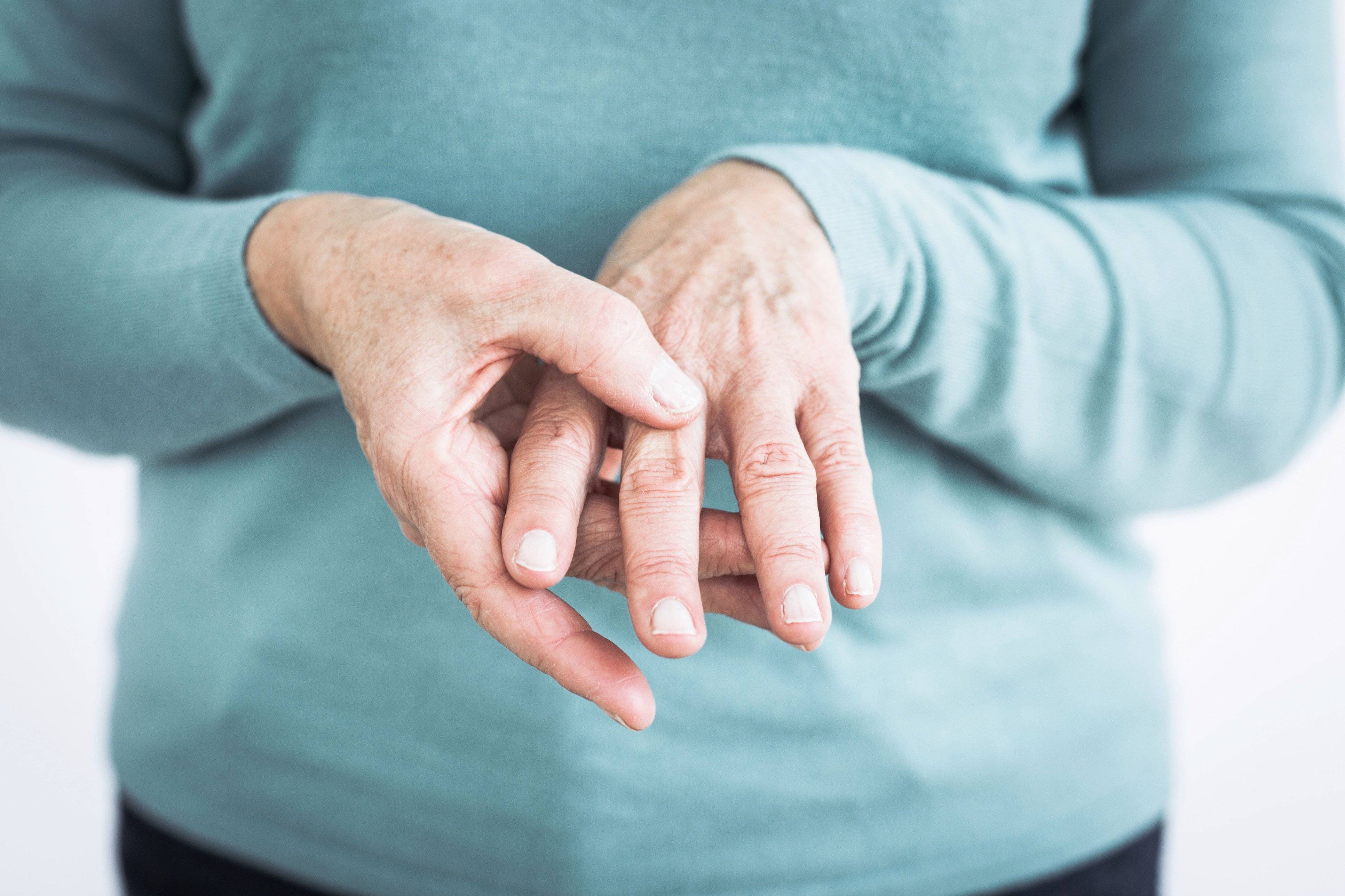 Трясутся руки у пожилых: причины тремора, что делать если сильно трясутся руки у пожилого человека, при какой болезни возникает дрожь в руках