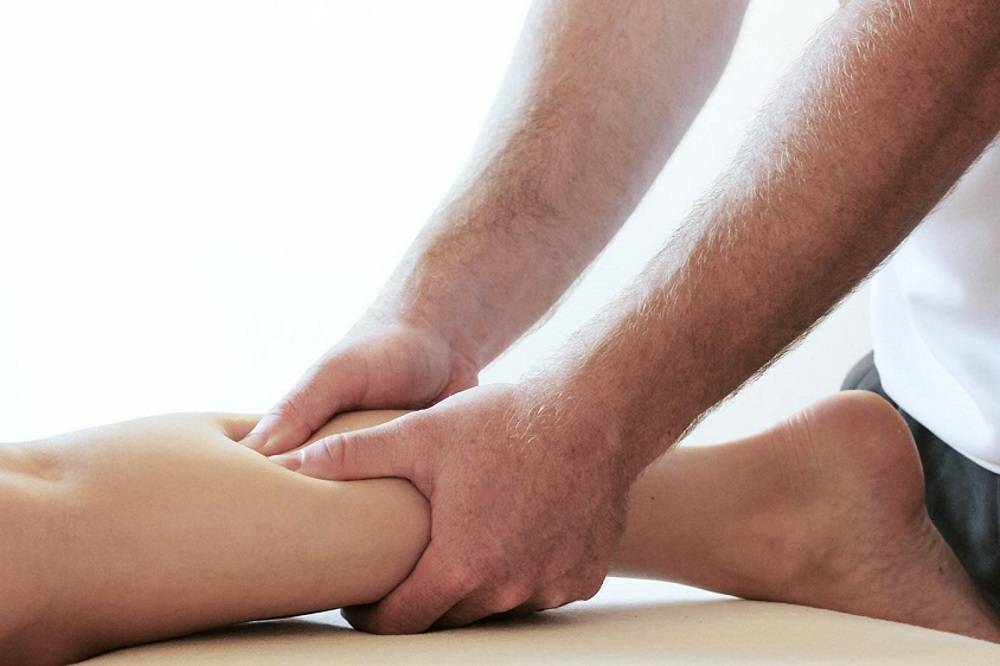 Судороги ног и рук у пожилых людей: причины, лечение