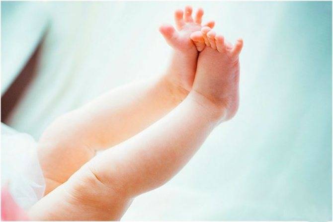 Почему потеют ноги у младенца от 3 месяцев и старше