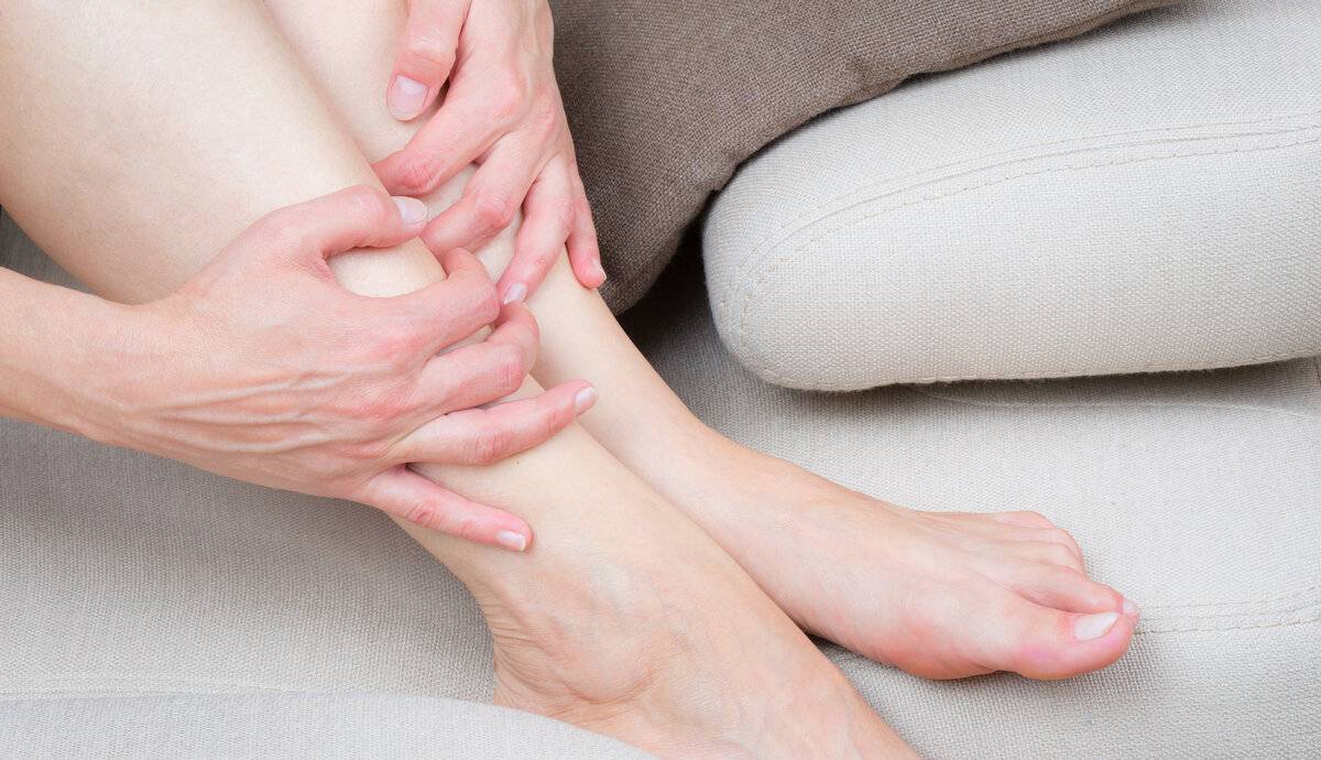 Болят ноги (ломит, ноет): причины боли, к какому врачу обратиться, что делать, как лечить?