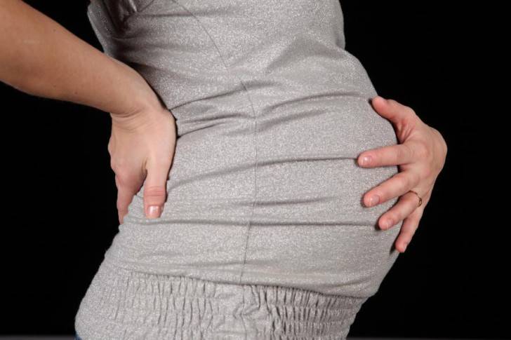 Болит поясница при беременности: причины ноющих и тянущих болей в спине на ранних и поздних сроках
