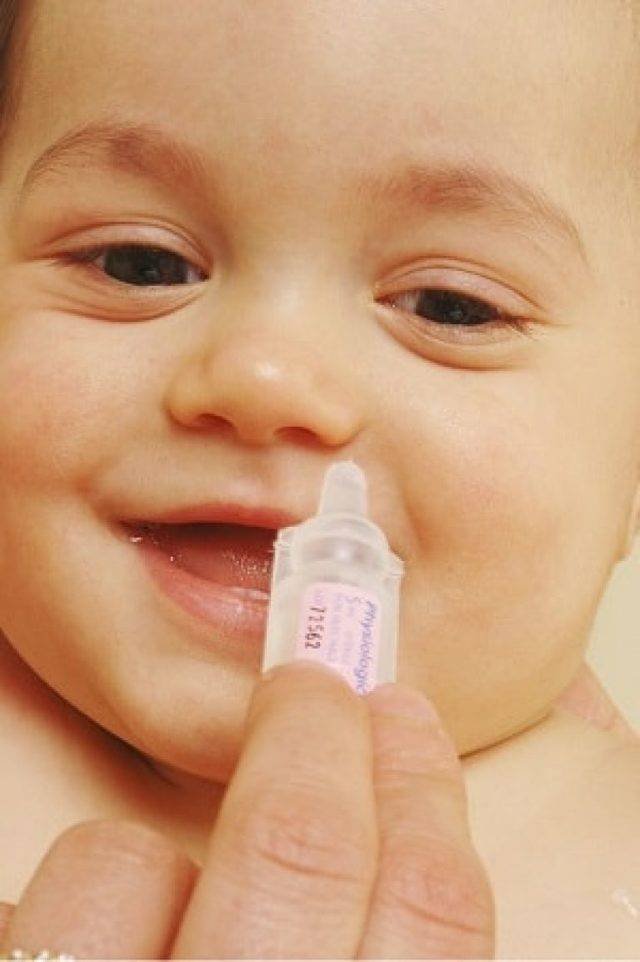 Заложен нос у ребенка в год. Капли в нос для детей. Грудничковые капли в нос. Капельки от соплей для новорожденных. Капельки для носа для детей.