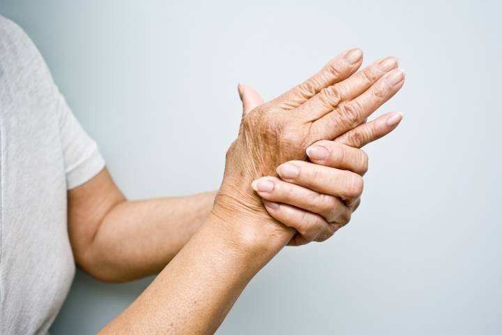 Почему у пожилых людей трясутся руки: причины тремора, симптомы, виды, рекомендации