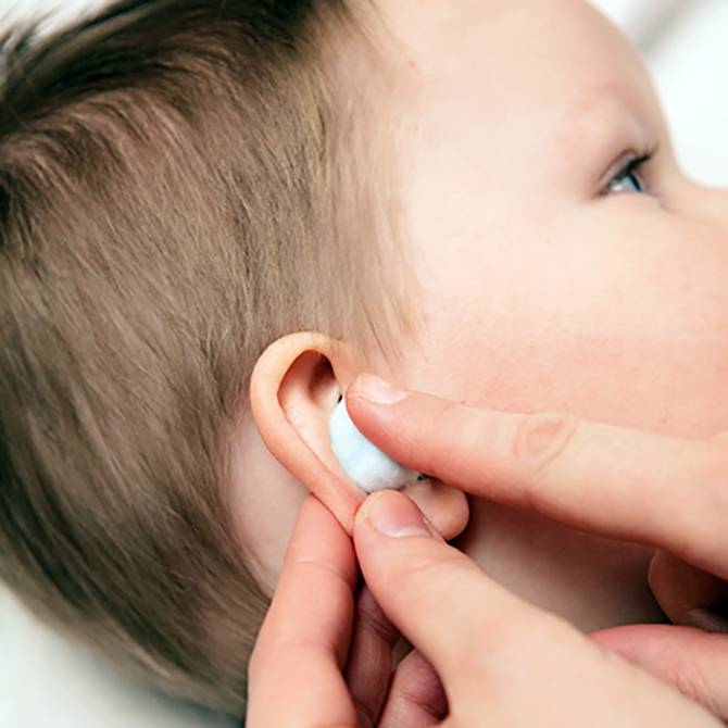 Почему шелушатся уши: причины, методы лечения
