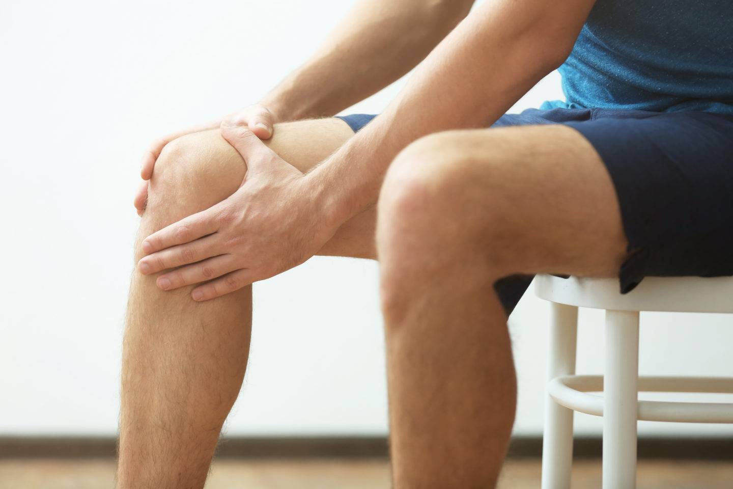 Боль в колене сбоку с внутренней стороны: почему болит, как лечить, симптомы