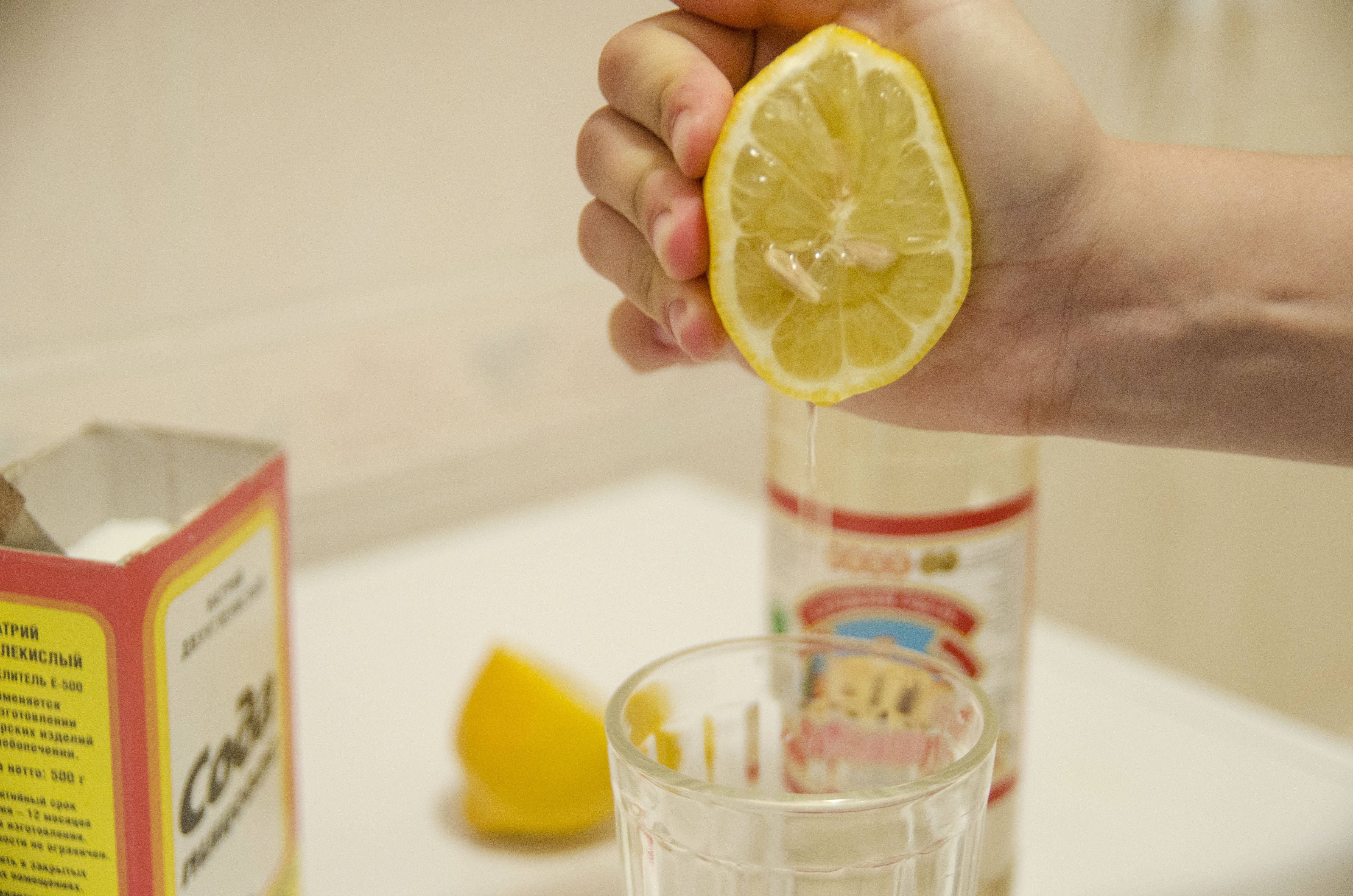 Сода лимон и вода для похудения рецепт. Сода и лимон. Сода и лимонный сок. Сода лимон уксус. Лимон с пищевой содой.