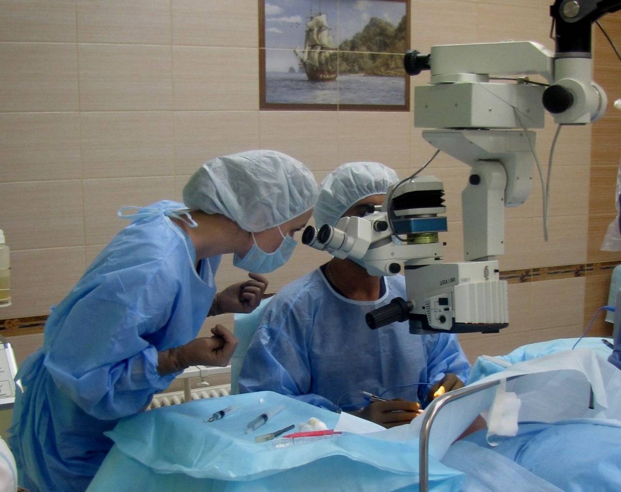 Замена хрусталика глаза как проходит операция. Хирургическая операция на глаза. Операция на катаракту глаза.