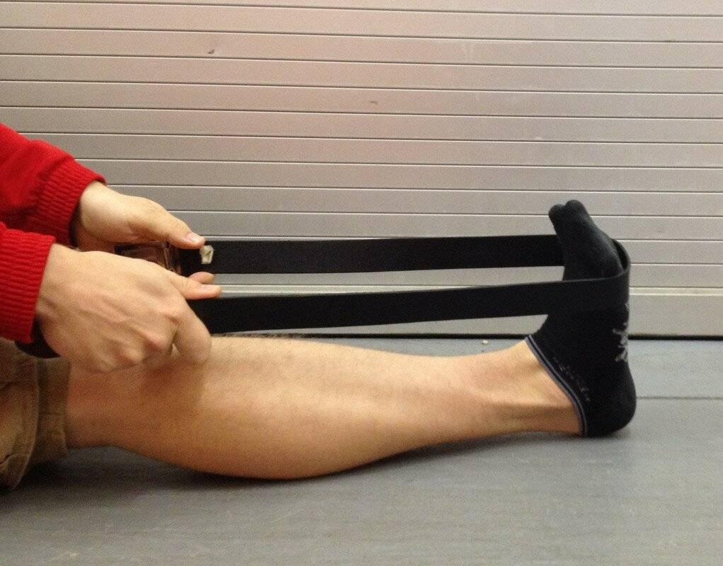 Почему при ходьбе сводит икры ног, что делать при судоргах икроножных мышц?