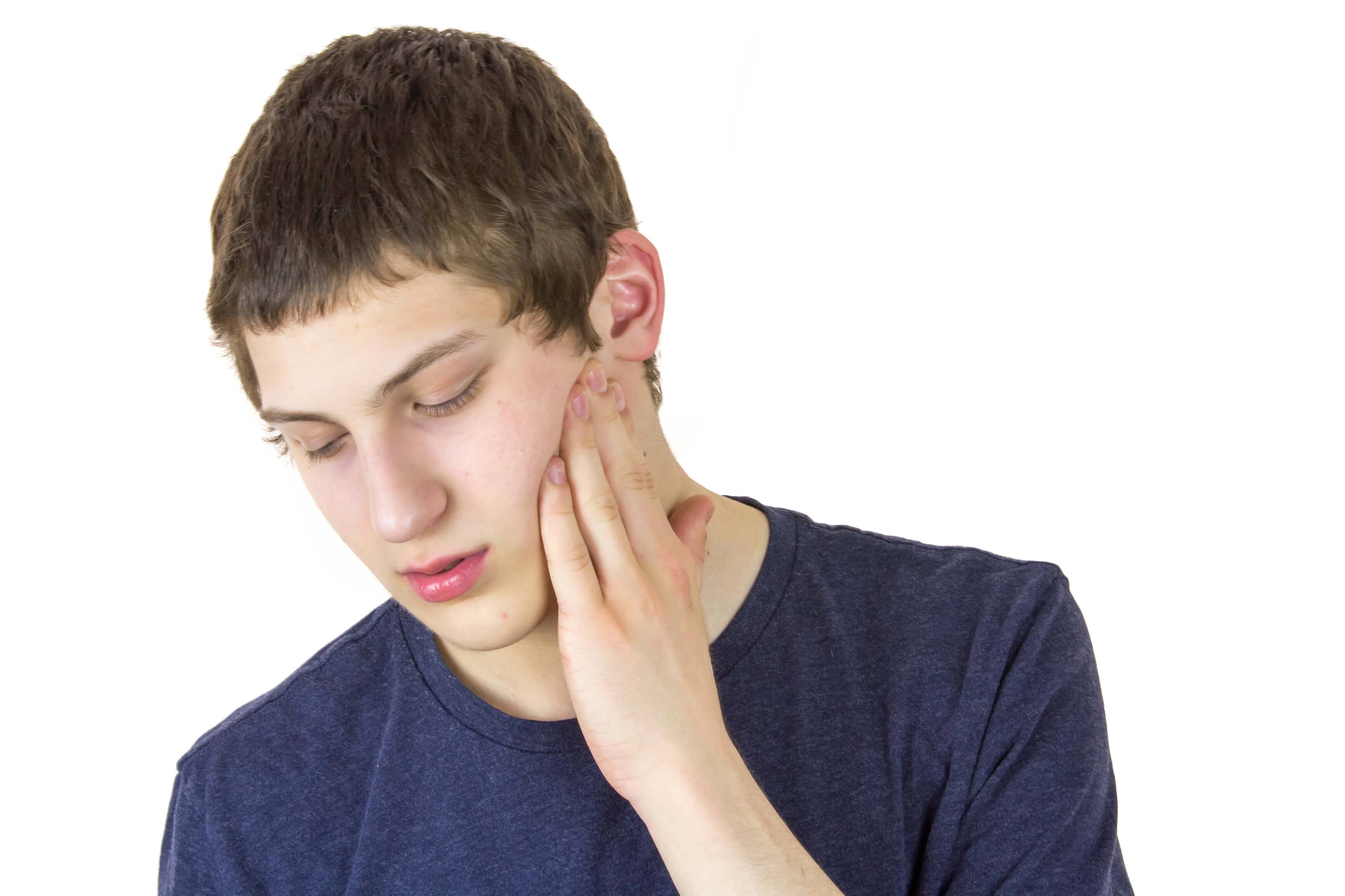 Болит горло отдает в ухо и зубы с одной стороны что это