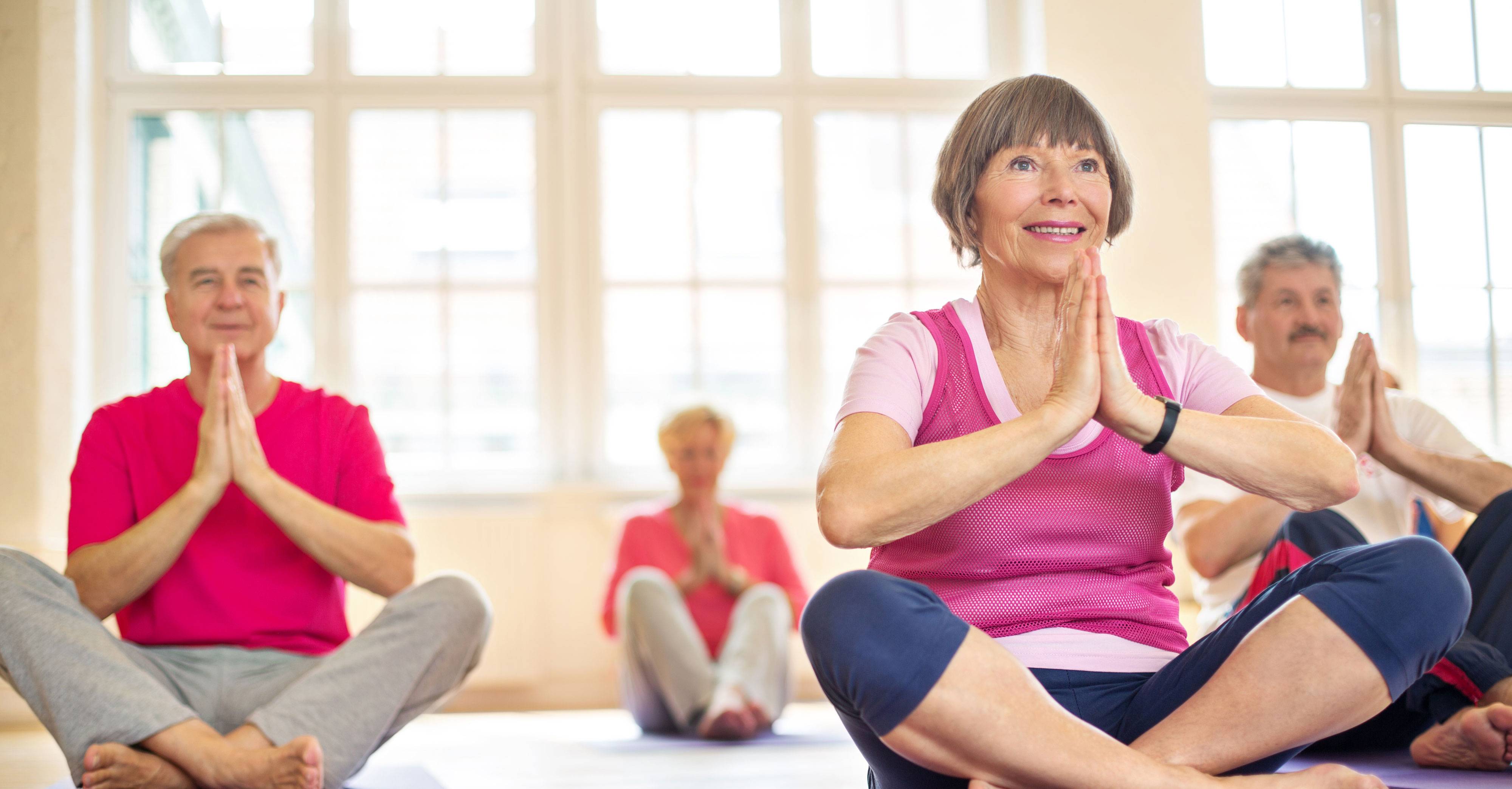 Упражнения после 60 лет женщины. Йога для пожилых женщин. Пилатес для пенсионеров. Йога для пожилых людей за 60 лет. Спорт при гипертонии.